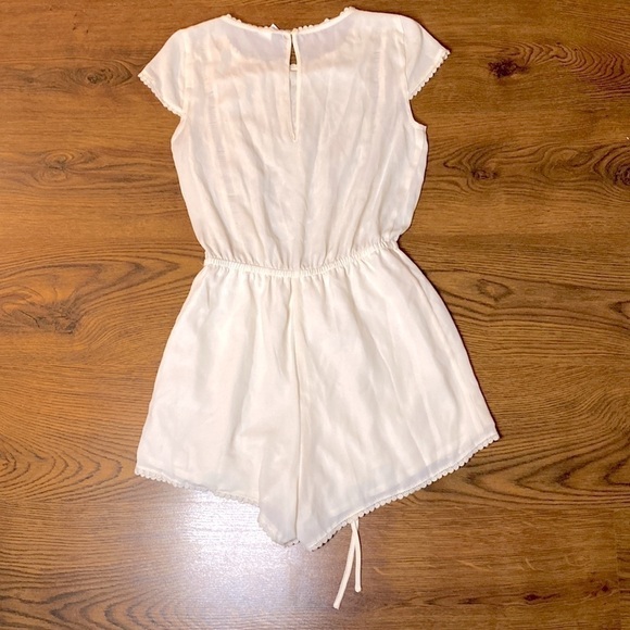 🌷 Beautiful 🌷 Cream Colour Sheer Lace Romper - Picture 5 of 7